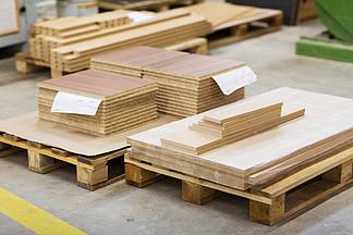 家具厂的 i>木 /i>板和刨花板 i>工 /i>厂存放的 i>木 /i>板和刨花板